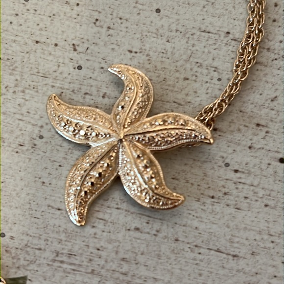 Vintage 1987 Gold Starfish Necklace Matching Earrings NWOT Original Box - Picture 2 of 7